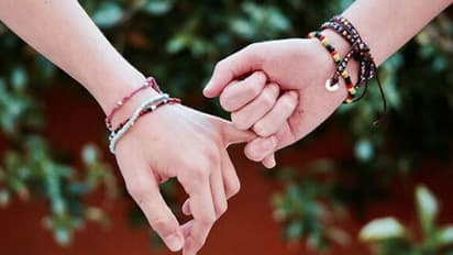 மாற்று சமூக இளைஞரிடம் மனதை பறிகொடுத்த இளம்பெண்... பெற்றோர் எதிர்ப்பால் ரயில் முன் பாய்ந்து காதல் ஜோடி தற்கொலை..!