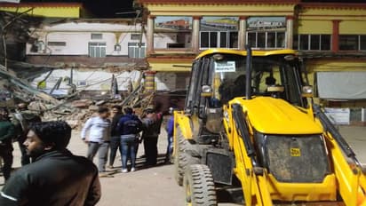 మరికాసేపట్లో మ్యాచ్ అనగా కూలిన గ్రౌండ్ గ్యాలరీ.. 50మందికి గాయాలు