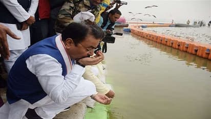 माघ मेला के पहले संगम पहुंचे डिप्टी सीएम ने इस तरह देखा जल, कहा निर्मल हैं गंगा