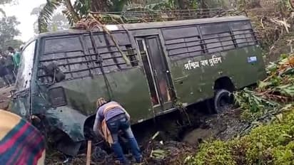 কুয়াশায় দৃশ্যমানতা কম, গভীর রাতে পুকুরে জলে নামল পুলিশের বাস