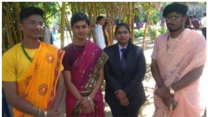 സ്ത്രീകളെ പോലെ സാരിയുടുത്ത് ആണ്‍കുട്ടികള്‍; കാരണത്തിന് കയ്യടി