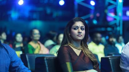 பட்டு புடவையில்... தெறிக்க விடும் அழகில்... விருது விழாவிற்கு வந்து மெர்சலாக்கிய நயன்தாரா! பேரழகியாய் மின்னும் கிளிக்ஸ்!