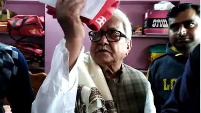 সেলফি তুললেই সেলফিশ, সমর্থকের উপর রেগে আগুন বিমান