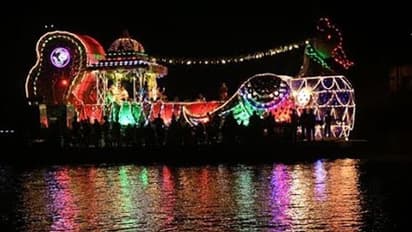 తెప్పోత్సవంలో పేలిన బాణాసంచా, భయంతో గోదావరిలో దూకిన నలుగురు