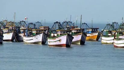 పాక్ చెర నుంచి ఏపీ జాలర్లకు విముక్తి: వాఘా బయల్దేరిన మంత్రి మోపిదేవి