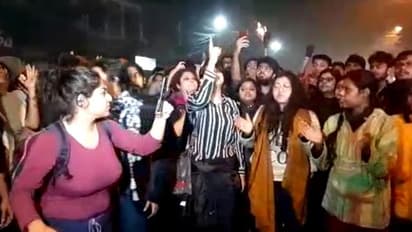 জেএনইউ-এর পাশে যাদবপুর, রাতেই বেরোল প্রতিবাদ মিছিল