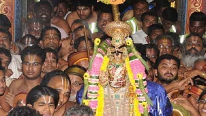 திருச்சி ஸ்ரீரங்கத்தில் நம்பெருமாள் திருக்கைத்தல சேவை - ஆயிரக்கணக்கான பக்தர்கள் தரிசனம்