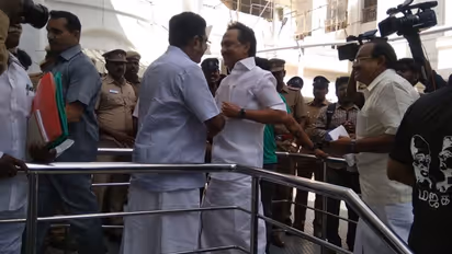 டிடிவி.தினகரன்- மு.க.ஸ்டாலின் திடீர் சந்திப்பு... கையை இறுகப்பற்றி குசலம் விசாரித்து நெருக்கம்..!