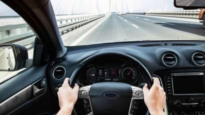 ಮೋಟಾರು ವಾಹನ ಕಾಯ್ದೆ: ಮೊಬೈಲ್ ಬಳಕೆಗೆ ಅವಕಾಶ ಆದರೆ ಷರತ್ತು ಅನ್ವಯ!