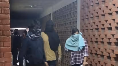 జేఎన్యూలో దాడి: లెప్టినెంట్ గవర్నర్తో వీసీ భేటీ, అమిత్ షా ఫోన్