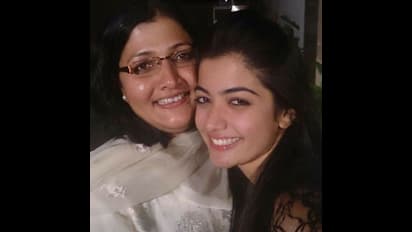 ರಶ್ಮಿಕಾ ಅಕ್ಕನಂತಿದ್ದಾರೆ ಅಮ್ಮ, ಮಗಳಂತಿದ್ದಾರೆ ತಂಗಿ; ಇದು ರಶ್ಮಿಕಾ ಕ್ಯೂಟ್ ಫ್ಯಾಮಿಲಿ!