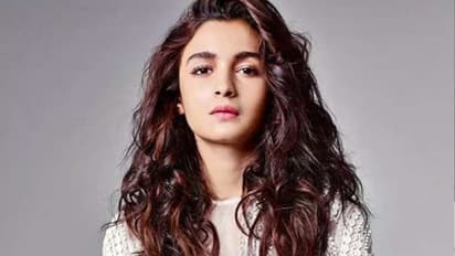 'എല്ലാം ശരിയാണെന്ന് നടിക്കുന്നത് നിര്ത്തേണ്ട സമയമായി'; ജെഎന്യു അക്രമത്തില് രൂക്ഷ പ്രതികരണവുമായി ആലിയ ഭട്ട്