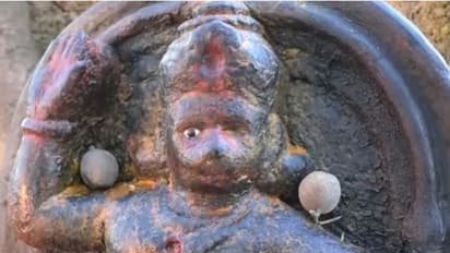 ಒಂದೇ ಕಣ್ಣು ಬಿಟ್ಟ ಆಂಜನೇಯ ಮೂರ್ತಿ : ಪವಾಡಕ್ಕೆ ಜನರ ಅಚ್ಚರಿ !