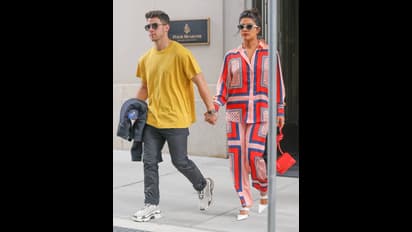 எங்குபோனாலும் இடையில் கைபோட்டு... இடையிடையே முத்தம் கொடுத்து... இளம் கணவருடன் ஓவர் அட்ராசிட்டி செய்யும் பிரியங்கா சோப்ரா... தெறிக்கவிடும் புகைப்படங்கள்...!