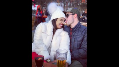 গোল্ডেন গ্লোবের মঞ্চে গোল্ডেন চুম্বন, মুহূর্তে ভাইরাল নিক-প্রিয়ঙ্কার ভিডিও