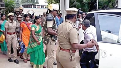 மாறி மாறி கடத்தப்படும் அதிமுக- திமுக கவுன்சிலர்கள்... பணத்துக்காக அணி மாறி அதிரடி..!