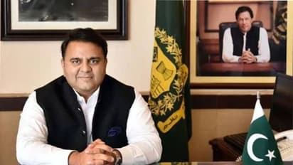 టిక్ టాక్ ఆర్టిస్ట్ తో లింక్: టీవీ యాంకర్ కొట్టిన మంత్రి