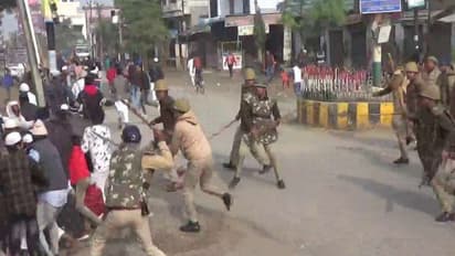 স্থানীয় বাসিন্দাদের হাতে বেদম মার খেল পুলিশ, মেরে মাথা ফাটিয়ে দেওয়া হল অফিসারের