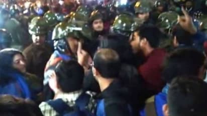 ভুল করে লাঠিচার্জ , যাদবপুর বিশ্ববিদ্য়ালয়ের পড়ুয়াদের কাছে ক্ষমা চাইলেন পুলিসকর্তা