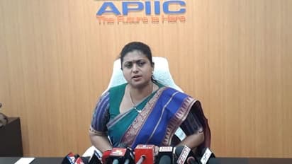 రోజాకు అమరావతి సెగ: వాహనం ముందు బైఠాయించిన మహిళలు, రైతులు