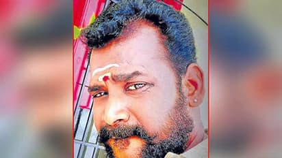 ஆம்புலன்ஸ் மீது பயங்கரமாக மோதிய சொகுசு பேருந்து..! ரத்தவெள்ளத்தில் ஓட்டுநர் பலி..!