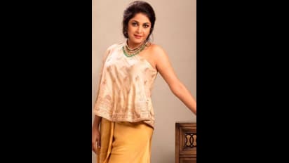 வயசானாலும் அழகும்... ஸ்டைலும் கொஞ்சம் கூட குறையாத ரம்யா கிருஷ்ணன்! ராஜாமாதாவா இது? அதிர்ச்சியில் ரசிகர்கள்!