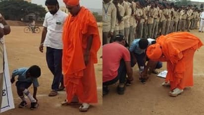 ವಿದ್ಯಾರ್ಥಿಯ ಶೂ ಲೇಸ್ ಕಟ್ಟಿ ಸರಳತೆ ಮೆರೆದ ಕೊಪ್ಪಳದ ಗವಿ ಸಿದ್ದೇಶ್ವರ ಶ್ರೀ..!