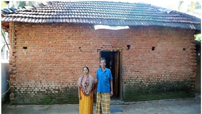 മഴ പെയ്താല് ചോര്ന്നൊലിക്കും; ഏതു നിമിഷവും നിലംപൊത്താറായ വീട്ടില് ദുരിതമനുഭവിച്ച് ഒരു കുടുംബം