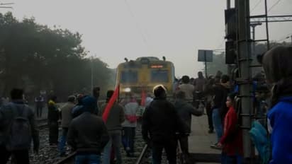 বন্ধের জেরে স্তব্ধ রেল চলাচল, শিয়ালদহ-হাওড়া শাখার রেল পরিষেবা বিপর্যস্ত