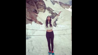 சுப்ரமணியபுரம் ஸ்வாதியா இப்படி சொக்க வைப்பது..? திருமணத்திற்கு பின் ஒல்லி பெல்லி இடுப்பை காட்டி  ரணகள போஸ்..!