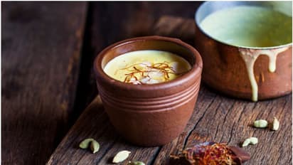 কনকনে ঠান্ডায় চায়ের বদলে চুমুক দিন স্বাস্থ্যকর এই পানীয়ে, রইল রেসিপি