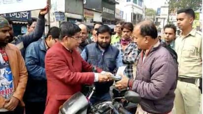 বনধের দিনেই নাগরিকত্ব আইনের প্রচার, পথে নেমে সই সংগ্রহ বাঁকুড়ার সাংসদের