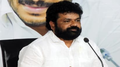 చొక్కా పట్టి లాగి చెప్పులతో మహిళల దాడి... కారంపొడి చల్లి..: దాడిపై వైసిపి ఎంపీ వివరణ