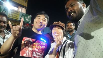 'தர்பார்' படத்தை ஆட்டம்... பாட்டம்... பட்டாசு என வேற லெவலில் வரவேற்ற ரசிகர்கள்! ஃபேன்ஸ் கொண்டாட்ட புகைப்பட தொகுப்பு!