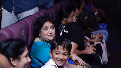 ரஜினியின் தர்பாரை ரசிகர்களுடன் கண்டு ரசித்த சூப்பர் ஸ்டார் பேமிலி... ரோகிணி தியேட்டரில் மாஸ் காட்டுறாங்க...!