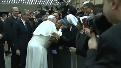 இளம் பெண்ணுக்கு முத்தம் கொடுத்த போப் !! அதற்கு அவர் போட்ட கண்டிஷன் என்ன தெரியுமா ?