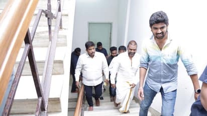 ஒரே கலர் டிரஸ்... தாத்தாவின் 'தர்பார்' படத்தை ஆர்வமாக பார்க்க வந்த பேரன்! தியேட்டரை தெறிக்க விட்ட சூப்பர் ஸ்டார் குடும்பம்! புகைப்பட தொகுப்பு!