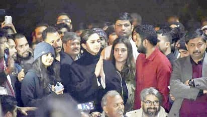 பாஜகவின் மிரட்டலுக்கு அஞ்சப்போவதில்லை !! தில் தீபிகா படுகோனே !!