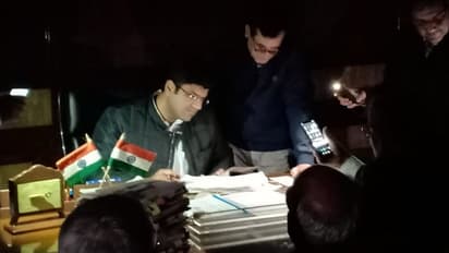 बिना बिजली के काम करते हैं हरियाणा के डिप्टी CM, आप ने फोटो साझा कर यूं उड़ाया BJP का मजाक