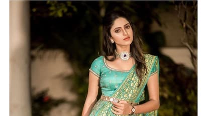 விதவிதமாக போஸ் கொடுத்து... ரசிகர்களை ஏங்க வைக்கும் சின்னத்திரை த்ரிஷா... அசத்தல் போட்டோஸ்...!