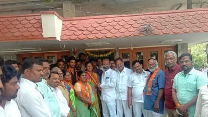 కరీంనగర్ బిజెపిలో జోష్.. బండి సంజయ్ సమక్షంలో మాజీ కౌన్సిలర్ చేరిక