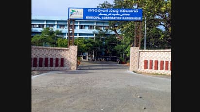 మున్సిపల్ ఎన్నికల హోరు...ఉమ్మడి కరీంనగర్ జిల్లాలో నామినేషన్ల వెల్లువ