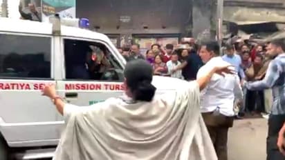 দিলীপের উল্টো পথে মমতা, পদযাত্রা থামিয়ে জায়গা করে দিলেন অ্যাম্বুল্যান্সকে