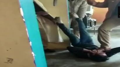 മൊബൈൽ മോഷണം ആരോപിച്ച് യുവാവിന് പൊലീസിന്റെ ക്രൂര മർദ്ദനം; വീഡിയോ വൈറലായതിന് പിന്നാലെ നടപടി