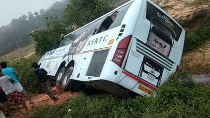 ಮಡಿಕೇರಿಯಲ್ಲಿ ಮಗುಚಿ ಬಿದ್ದ ಬೆಂಗಳೂರು-ಎರ್ನಾಕುಲಂ ಐರಾವತ ಬಸ್..!