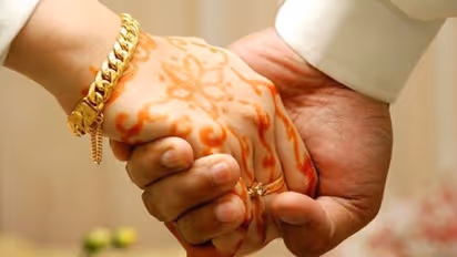 இயக்குனருடன் காதல்... பெற்றோர் எதிர்ப்பைமீறி திடீர் திருமணம்... பாதுகாப்பு கேட்டு போலீசில் தஞ்சம் அடைந்த நடிகை விஜயலக்ஷ்மி!