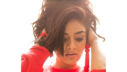 గ్లామర్ డోస్ పెంచిన శ్రీ ముఖి (ఫొటోస్)