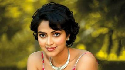 அரைகுறை உடையில்... நடுரோட்டில் நின்று முத்தம்... அமலா பாலின் அடுத்த அட்ராசிட்டி...!