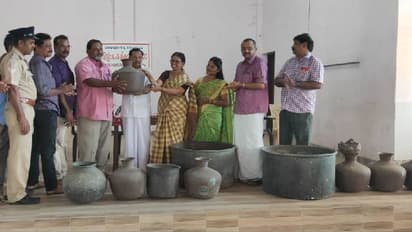 സ്കൂളില് നിന്ന് കണ്ടെത്തിയ നിധികുംഭം പുരാവസ്തു വകുപ്പിന് കൈമാറി