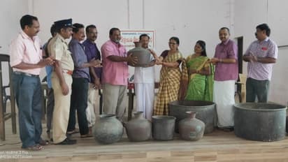 ചേര്ത്തലയില് സ്കൂള് കെട്ടിടം പൊളിക്കുമ്പോള് കിട്ടിയ നിധികുംഭ പാത്രവും ചെമ്പ് പാത്രങ്ങളും പുരവസ്തുവകുപ്പിന് കൈമാറി
